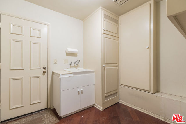 12386 Ridge Circle, Los Angeles CA: https://media.crmls.org/mediaz/bfdb9ac4-7716-414d-8ed1-b4cc4f1f07d1.jpg