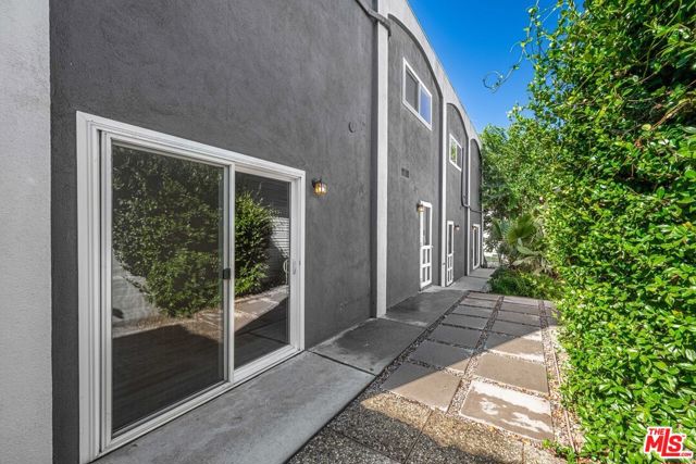 648 N Grand Avenue, Los Angeles CA: https://media.crmls.org/mediaz/bfdc3a01-e45b-4e87-a910-f940bb665381.jpg