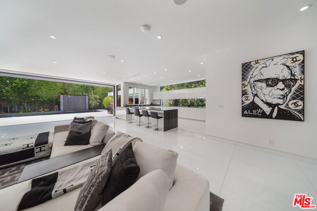 511 N Rexford Drive, Beverly Hills CA: https://media.crmls.org/mediaz/bfdc6463-ec9d-4530-8918-484d85567e2d.jpg