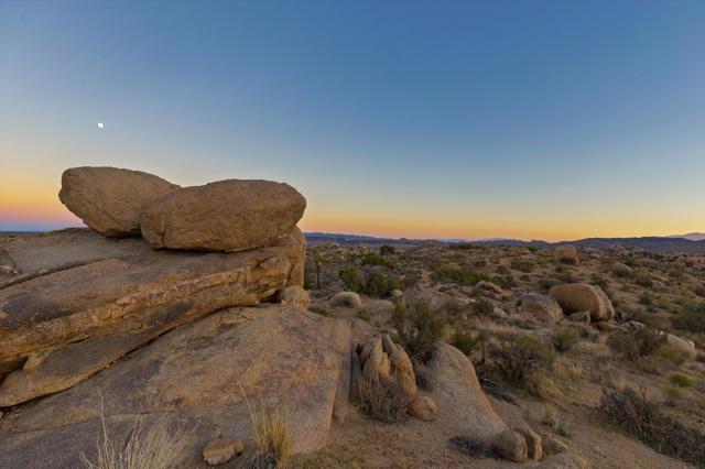 1 Dragonfly Lane, Pioneertown CA: https://media.crmls.org/mediaz/bfdc6ebb-b67f-4e3f-bfba-d3b383ac7324.jpg