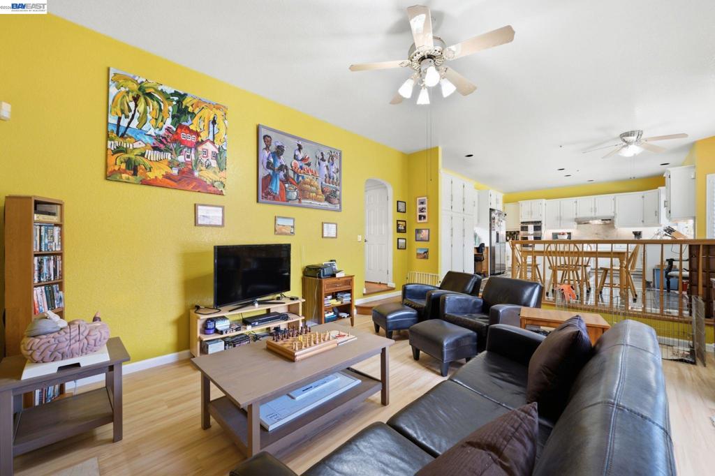 https://media.crmls.org/mediaz/bfdd1c5c-87dc-4279-bd5e-fc3e785c1ee2.jpg?preset=X-Large