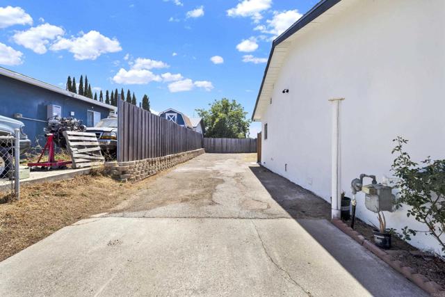 231 Cananea Street, Vista CA: https://media.crmls.org/mediaz/bfdd7582-8d48-4376-9e7b-e1f5dbce8418.jpg