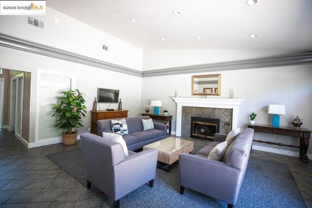 520 Canyon Oaks, Oakland CA: https://media.crmls.org/mediaz/bfddaf8d-1a42-416c-84f5-bbded54d2d2e.jpg