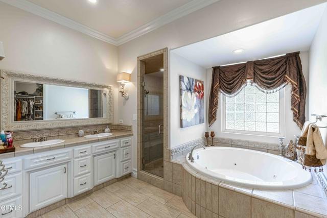 3007 Springbank Court, Bakersfield CA: https://media.crmls.org/mediaz/bfde56d7-711a-4491-978c-e819aae5f7b6.jpg