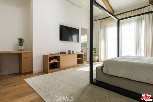 5107 Gaynor Avenue, Encino CA: https://media.crmls.org/mediaz/bfde7106-def1-42bf-bc9e-98dad353d36a.jpg