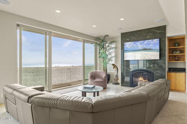 3629 Ocean Drive, Oxnard CA: https://media.crmls.org/mediaz/bfde9e85-809c-452f-a2c2-77b648ddb799.jpg