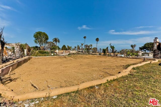 917 Enchanted Way, Pacific Palisades CA: https://media.crmls.org/mediaz/bfded5f7-0fc5-4314-98ba-1e8afad023ee.jpg
