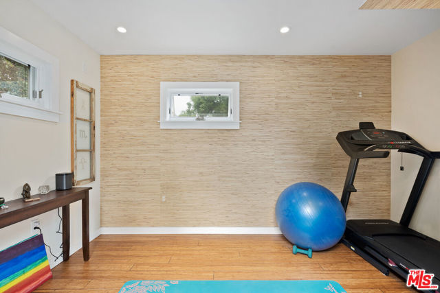 2439 Glyndon Avenue, Venice CA: https://media.crmls.org/mediaz/bfded9b9-abce-4f6d-b5a6-b78bc9c576ff.jpg