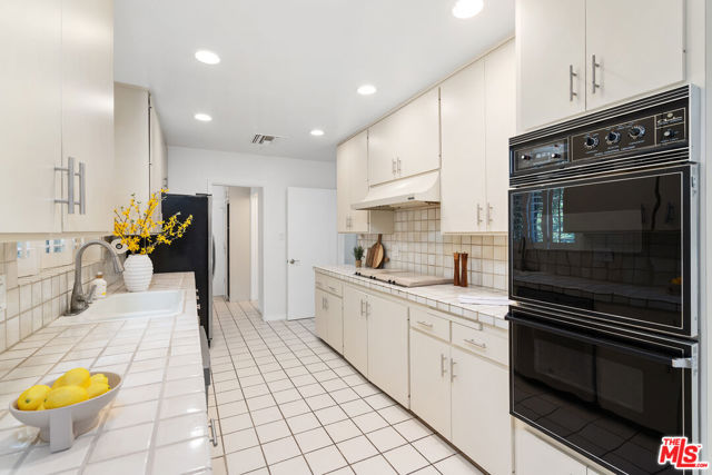 4450 Coronet Drive, Encino CA: https://media.crmls.org/mediaz/bfdeda78-3867-4b63-861a-a646705d3f0c.jpg