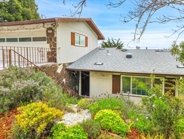 Image 36 of 60 For 2755 Sheffield Pl