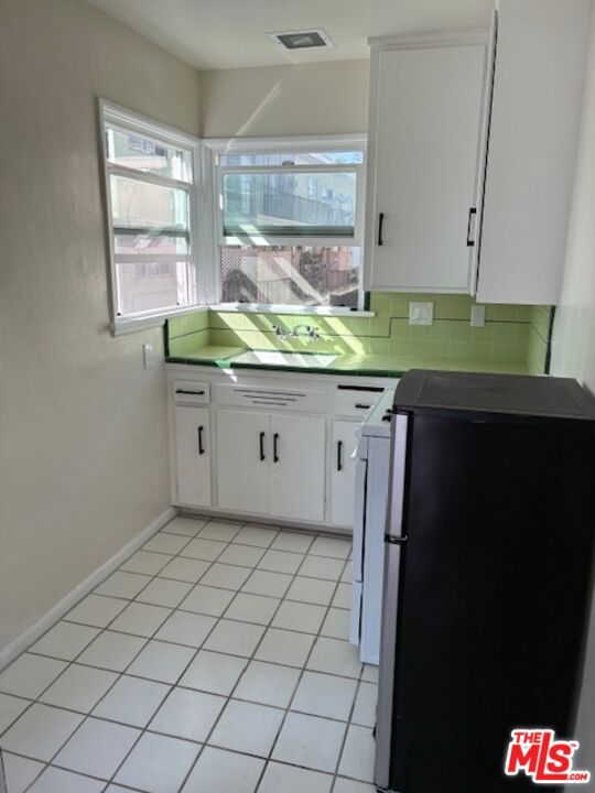 1111 12th Street, Santa Monica CA: https://media.crmls.org/mediaz/bfe00e3b-b92e-40dc-aa5f-867e2aabeeea.jpg