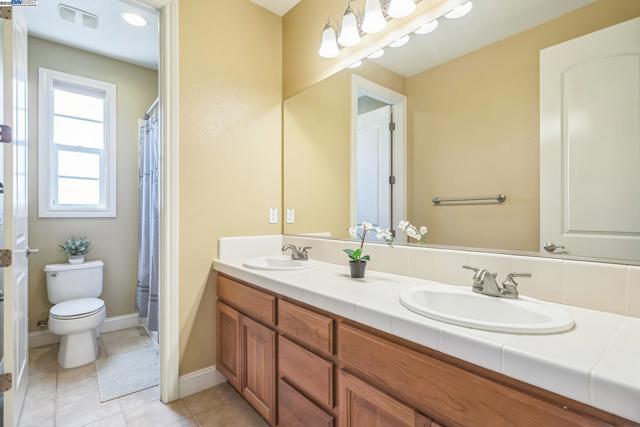 3463 Rimini Ln, Dublin CA: https://media.crmls.org/mediaz/bfe05c11-d1b5-459d-a8ee-d66f44ef6ea9.jpg