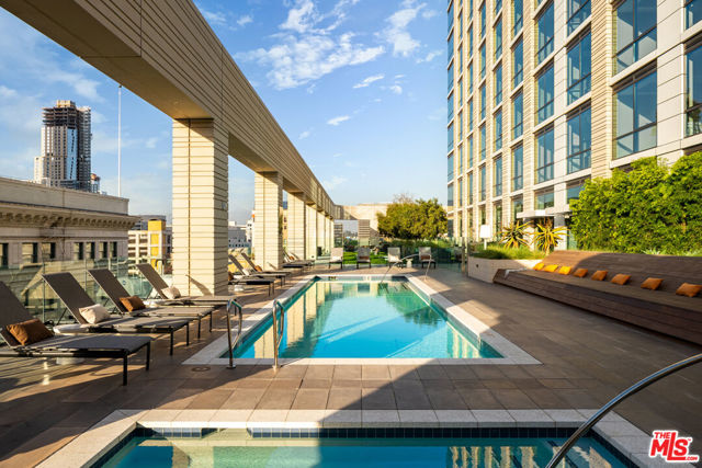 400 S Broadway, Los Angeles CA: https://media.crmls.org/mediaz/bfe1a925-30c5-499b-984e-2853c36ad8f1.jpg