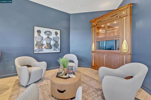 1121 Eagle Nest Ct, Danville CA: https://media.crmls.org/mediaz/bfe285cb-67bc-45b8-844e-3e47bf3dd395.jpg