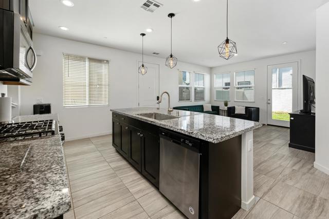 Detail Gallery Image 12 of 48 For 4192 Camino Campana, Oceanside,  CA 92057 - 4 Beds | 3 Baths