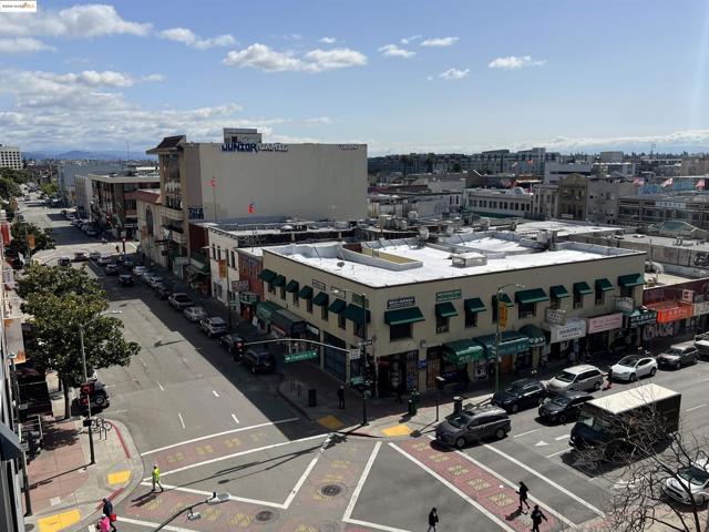 989 Franklin St, Oakland CA: https://media.crmls.org/mediaz/bfe30476-3e06-439d-818d-0f4634d29f6d.jpg