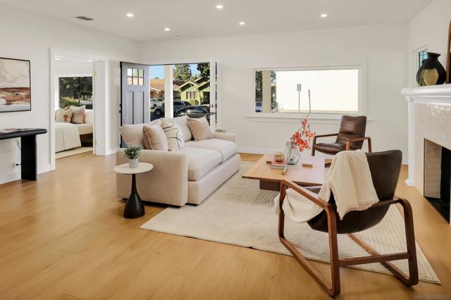 1900 W 41St St, Los Angeles CA: https://media.crmls.org/mediaz/bfe32adf-be69-4cc8-b85c-0d31024aef8a.jpg