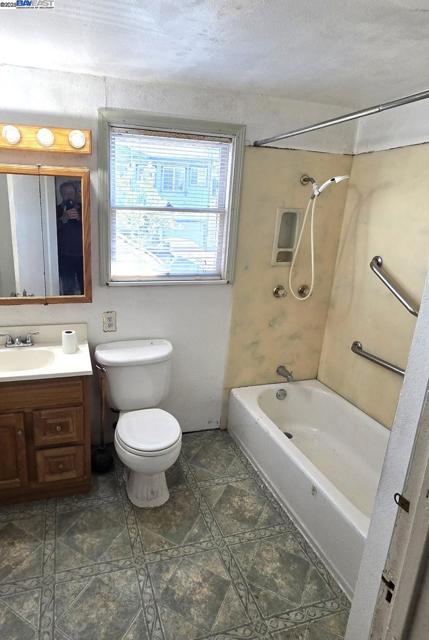 3020 E. 19th st, Oakland CA: https://media.crmls.org/mediaz/bfe4e694-d5dd-43cd-971d-60f69094052e.jpg