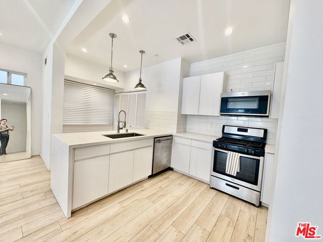 404 N Gardner, Los Angeles CA: https://media.crmls.org/mediaz/bfe4fa94-5cd3-4f99-aab1-467949db1eb5.jpg