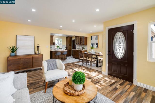 2941 Crawford St, Concord CA: https://media.crmls.org/mediaz/bfe64cf1-747f-4de3-a805-1dcc357a2d7e.jpg