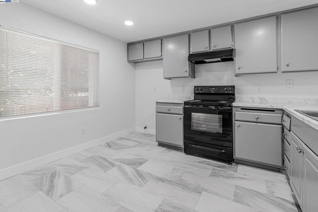 https://media.crmls.org/mediaz/bfe6bd65-ba3d-4d99-96bd-768577566868.jpg?preset=X-Large