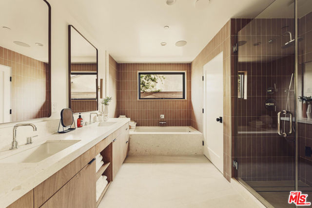 5725 Katherine Avenue, Sherman Oaks CA: https://media.crmls.org/mediaz/bfe6bf2d-5ec1-4add-bd30-e8f59d85c7d8.jpg