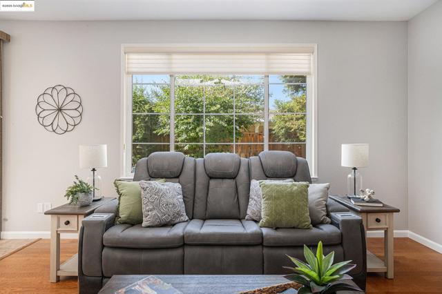 1139 Jordan Ct, Brentwood CA: https://media.crmls.org/mediaz/bfe70109-3486-40f4-b673-25ad3d345fcc.jpg