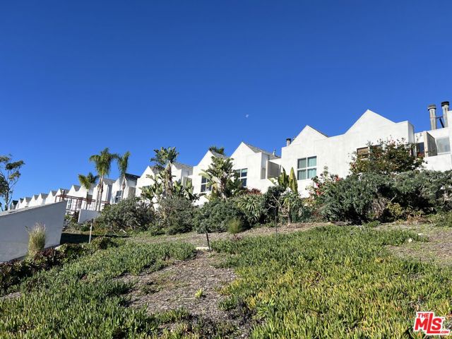 28711 Pacific Coast Highway, Malibu CA: https://media.crmls.org/mediaz/bfe70ec6-81e2-4c5c-bf5e-bc29ed906b40.jpg