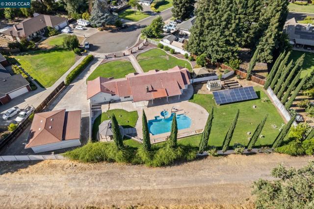 9822 Doyle Ct, Stockton CA: https://media.crmls.org/mediaz/bfe7d583-e2e7-42f4-a2c6-ef854739241f.jpg