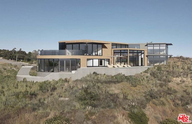 6111 Kanan Dume Road, Malibu CA: https://media.crmls.org/mediaz/bfe7e810-78db-40b5-b488-e5acac675e63.jpg
