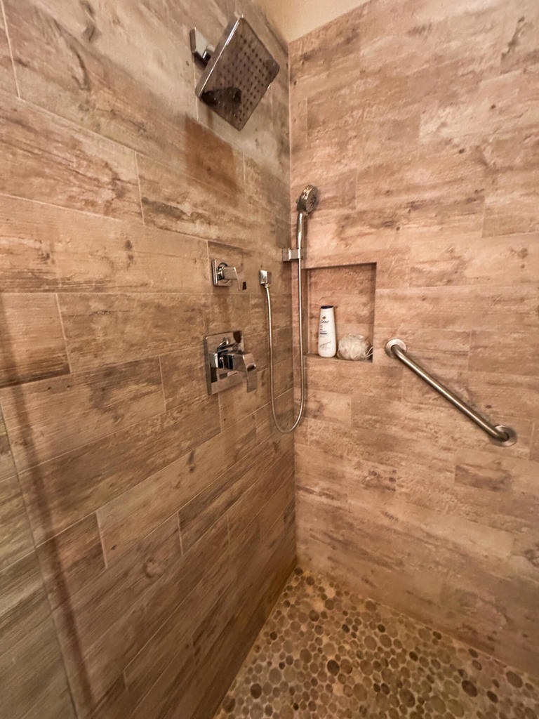 https://media.crmls.org/mediaz/bfe89e43-2ebb-4e8a-b337-981a0b5f28d1.jpg?preset=X-Large