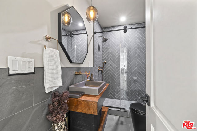 11023 Kling Street photo 12