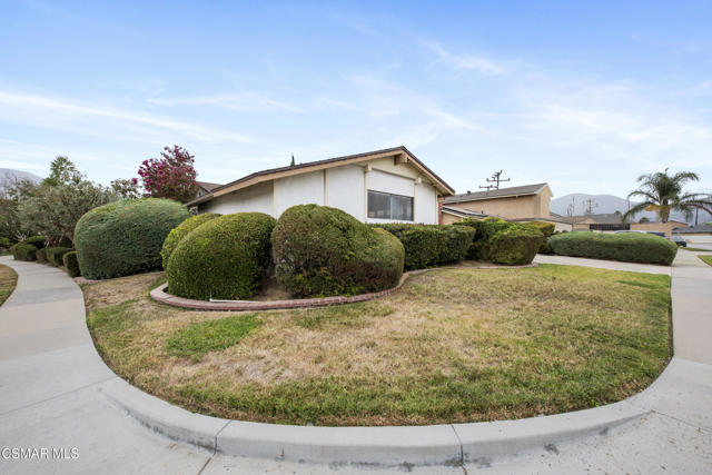 2152 Rockdale Avenue, Simi Valley CA: https://media.crmls.org/mediaz/bfea55bb-b3ae-4027-bf91-7b4355b3a0d8.jpg