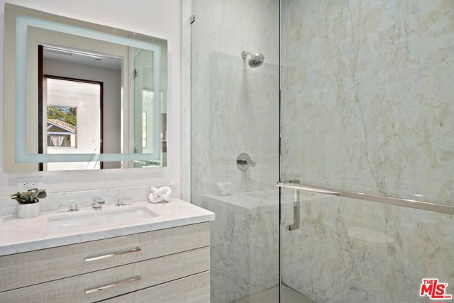 1410 Georgina Avenue, Santa Monica CA: https://media.crmls.org/mediaz/bfeaaff8-57ea-44fb-9fa1-aab7f11d3e93.jpg