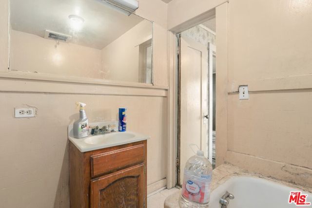 409 99th Street, Los Angeles, California 90003, 2 Bedrooms Bedrooms, ,1 BathroomBathrooms,Single Family Residence,For Sale,99th,24439263