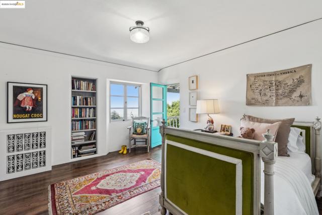 6801 Estates Dr, Oakland CA: https://media.crmls.org/mediaz/bfede262-ab9b-4cb1-8060-7228fece2acb.jpg