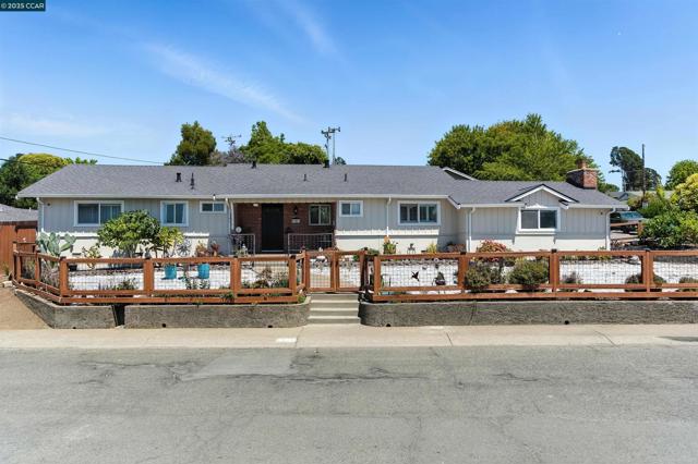 1201 Valle Vista Ave, Vallejo CA: https://media.crmls.org/mediaz/bfef2ab9-2645-44ac-93cb-ccc905a0b37b.jpg