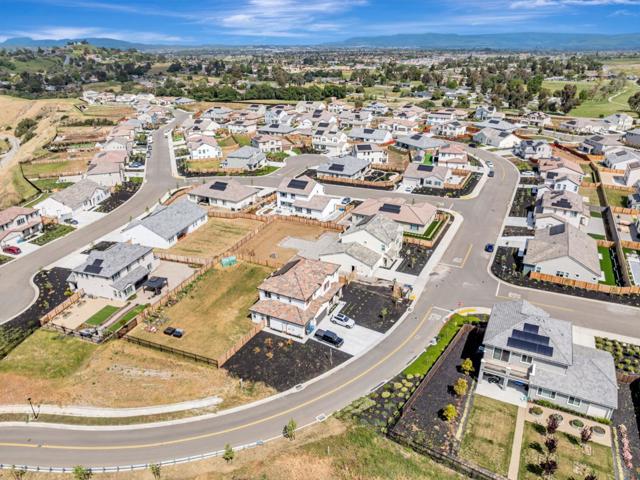 172 Vienna Way, Hollister CA: https://media.crmls.org/mediaz/bfef2ba3-4207-4293-a686-247db2e0c75d.jpg