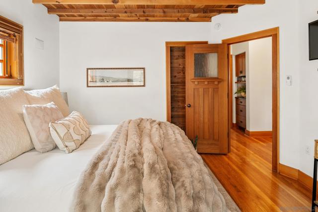 4605 4607 Terrace Dr, San Diego CA: https://media.crmls.org/mediaz/bfeffbfc-8ec1-4754-9448-f28284dc105e.jpg