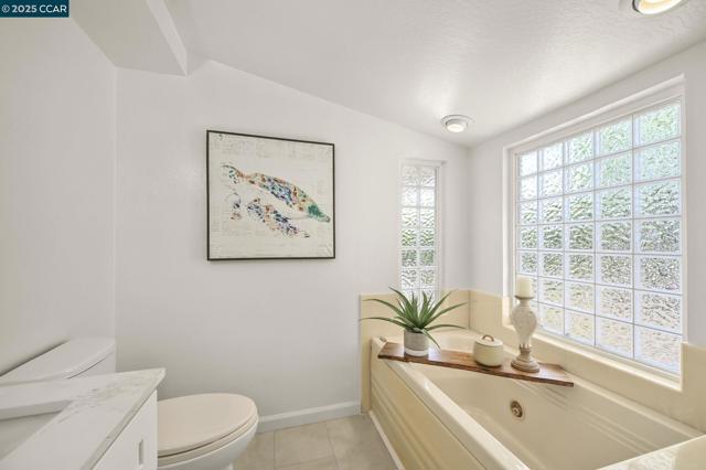 3352 Betty Ln, Lafayette CA: https://media.crmls.org/mediaz/bfefffe9-688a-4271-a45f-138bb599281a.jpg