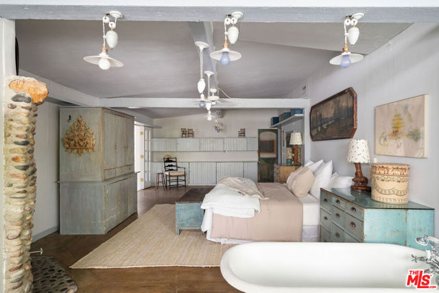 2020 Coldwater Canyon Drive, Beverly Hills CA: https://media.crmls.org/mediaz/bff0dcbb-8fa0-49ff-869c-46df5ce67f45.jpg