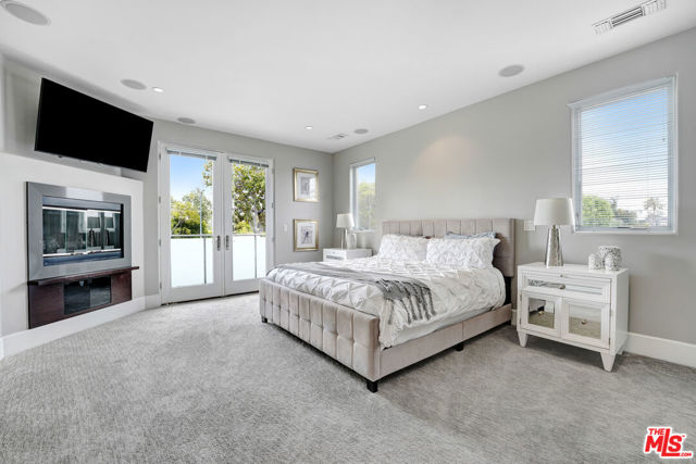 841 N Crescent Heights Boulevard, Los Angeles CA: https://media.crmls.org/mediaz/bff1c083-9bb6-4f62-a234-0c4bd58e8832.jpg