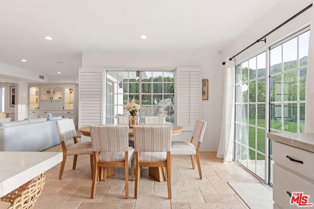 16979 Encino Hills Drive, Encino CA: https://media.crmls.org/mediaz/bff2a510-b3b5-4f5d-a2c1-647e03a7b136.jpg