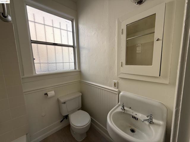 3999 Clarke, Oakland CA: https://media.crmls.org/mediaz/bff3016d-276e-4769-918b-19247e194068.jpg