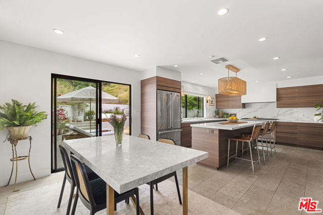 1739 San Ysidro Drive, Beverly Hills CA: https://media.crmls.org/mediaz/bff4394e-2152-4be4-b8d0-59f08400f2aa.jpg
