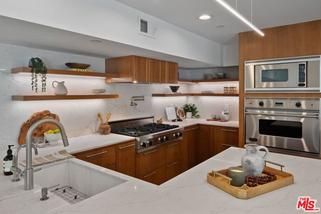512 Brooks Avenue, Venice CA: https://media.crmls.org/mediaz/bff4f016-629e-485c-8b7a-3c8c84e7c793.jpg