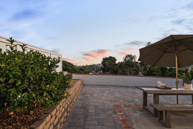 4503 Carnaby, Carlsbad CA: https://media.crmls.org/mediaz/bff53c45-7506-4b92-a264-8ef8d418d4f8.jpg