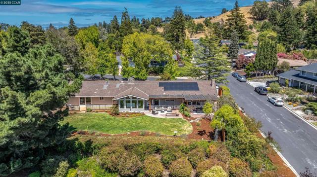 11 Breck Ct, Moraga CA: https://media.crmls.org/mediaz/bff5454c-dce7-48a5-af3e-e505f8e04b18.jpg
