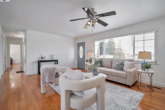 5232 Proctor Road, Castro Valley CA: https://media.crmls.org/mediaz/bff592a7-1b7d-4e5e-ba8b-5ad998996716.jpg