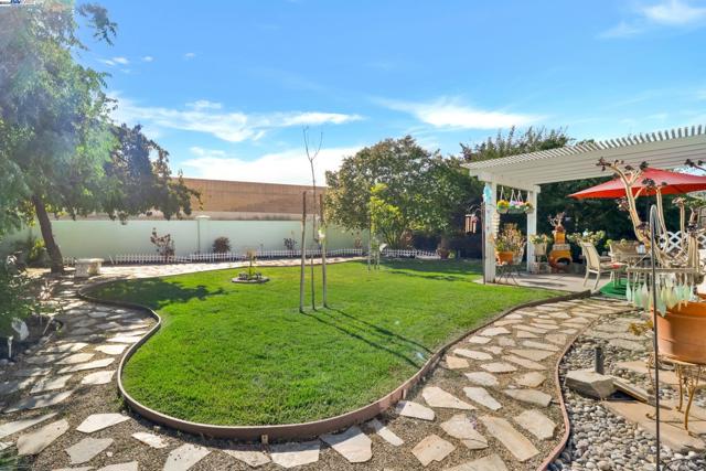 337 Upton Pyne Dr, Brentwood CA: https://media.crmls.org/mediaz/bff5c271-6169-4ec5-baab-5f528bb4deb0.jpg